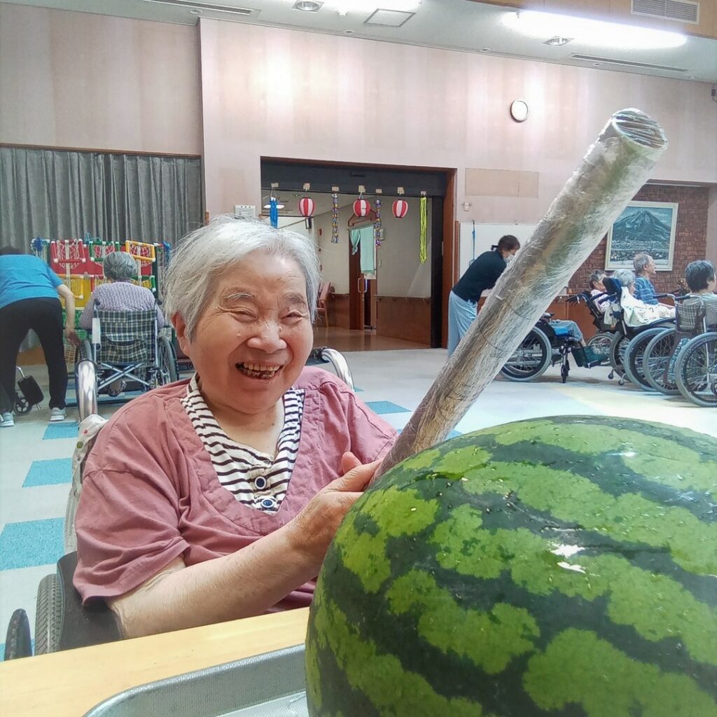 令和4年度フォトコンテスト入賞作品「おっきなスイカ割っちゃうよ」